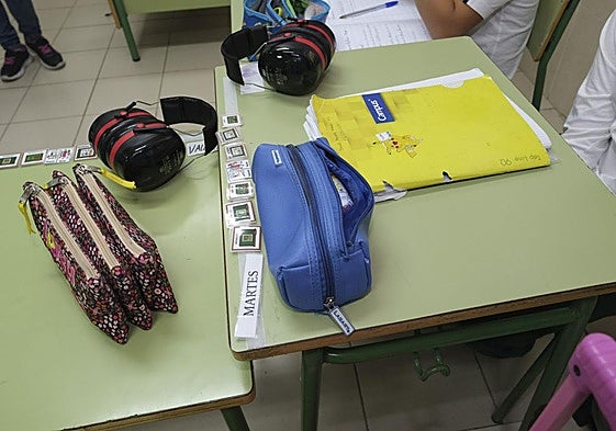 Pupitres de alumnado con TEA en un centro escolar de Canarias.