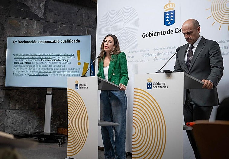 La consejera Jessica de León, y el portavoz, Alfonso Cabello, este jueves.