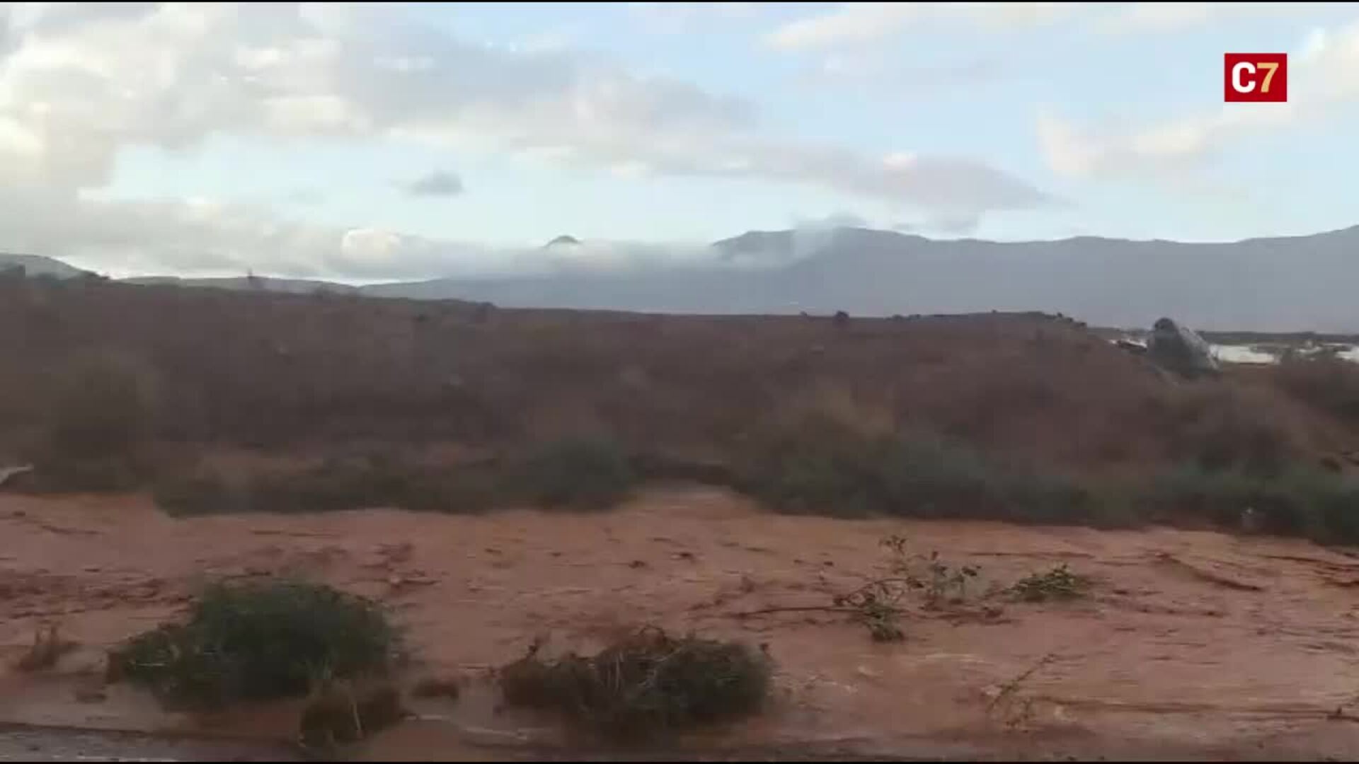 Carretera cortada por inundacion de lluvia entre Triquivijate y Puerto del Rosario a la altura de Tesjuate