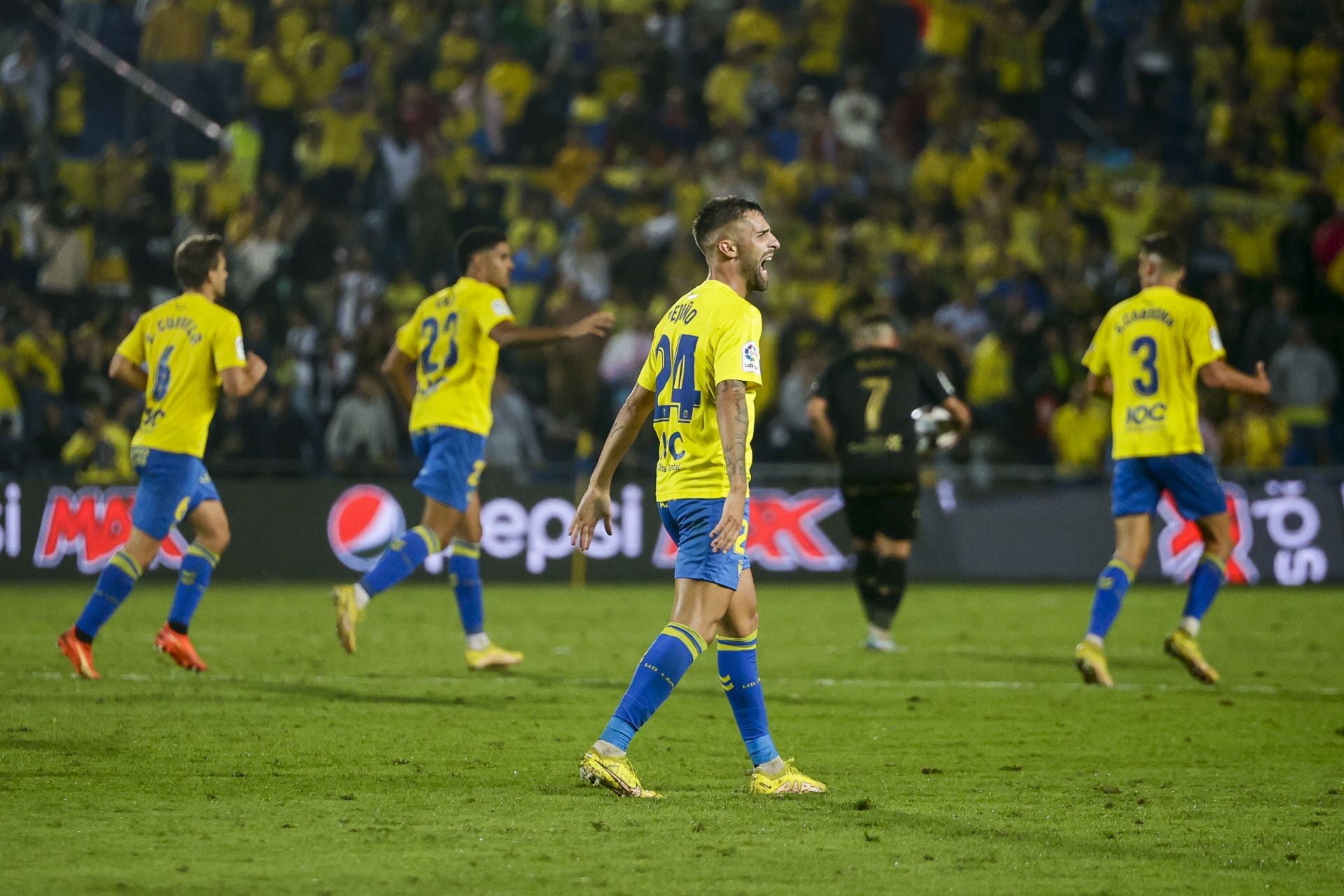 Pejiño celebra uno de los dos goles con los que minimizó al Tenerife en la temporada del ascenso.