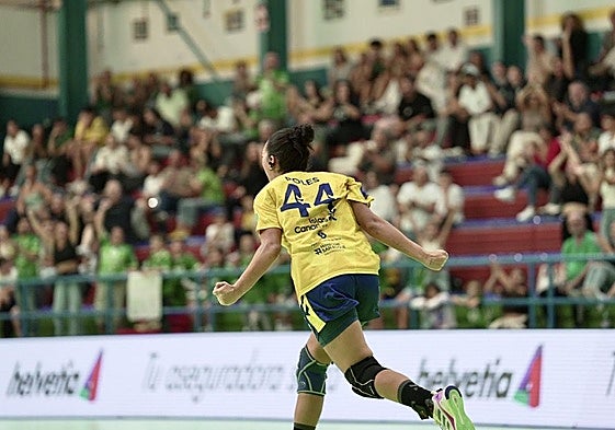 Eider Poles celebra uno de los seis goles que anotó ante el Bera Bera.