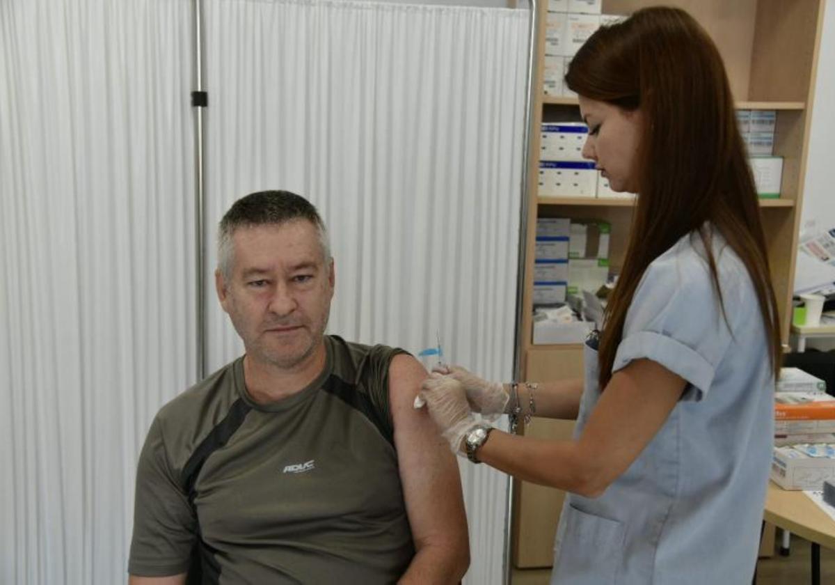 Un hombre recibiendo una vacuna contra la gripe el pasado mes de octubre en Gran Canaria.