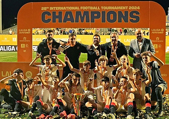 El Sevilla, durante su celebración por el título.