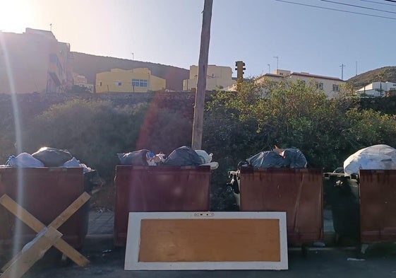 Contenedores de basura en el barrio de Cañada Honda.