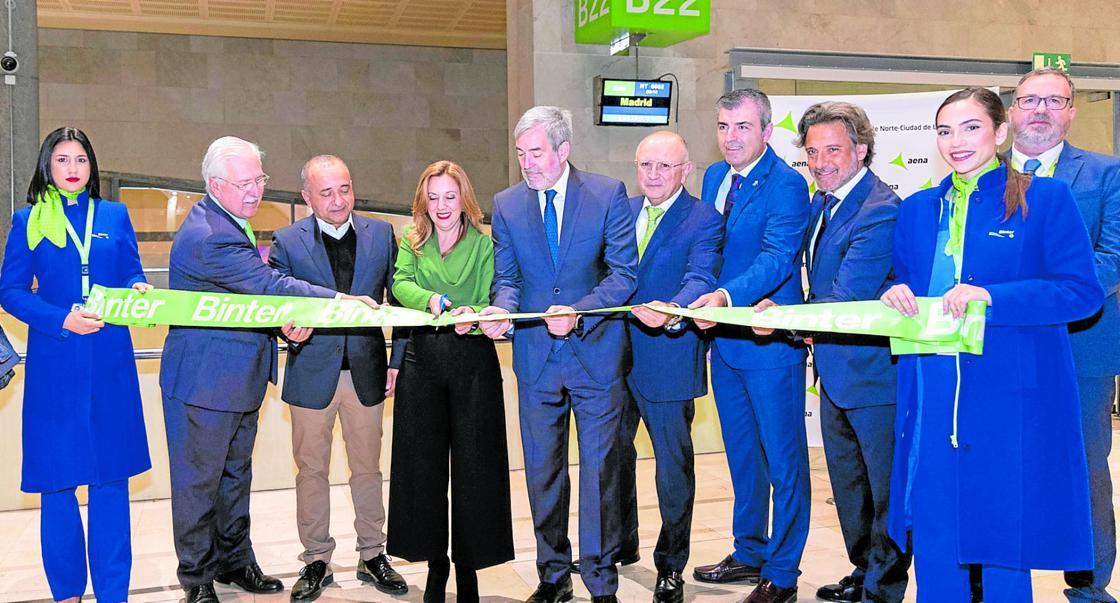 La compañía aérea Binter hizo historia este año al inaugurar el 1 de febrero sus vuelos en el corredor Canarias Madrid. A las siete de la mañana despegó del Aeropuerto Adolfo Suárez Madrid-Barajas (MAD) el primero de los aviones rumbo a Gran Canaria y a las ocho, el primero a Tenerife. Las primeras llegadas fueron a las 11.40 horas.Ese día, Rodolfo Núñez, presidente de Binter, señaló que conectar con Madrid «era un sueño que se ha convertido en realidad». En este sentido, agradeció a «los más de 2.000 trabajadores que forman parte de la compañía, al impulso de sus clientes y al apoyo de las entidades financieras por hacerlo posible».A la amplia oferta de vuelos y asientos que ha programado la aerolínea se suma su servicio a bordo premium para todas las tarifas, que permite que el pasajero viaje en modo canario cómodamente, disfrutando durante el vuelo de servicios de calidad. La amplitud de espacio entre butacas, la configuración de filas con dos asientos, un menú gourmet de cortesía, servicio de entretenimiento con las últimas novedades sin coste, así como equipaje de mano en cabina incluido en todas las tarifas son algunas de estas ventajas.