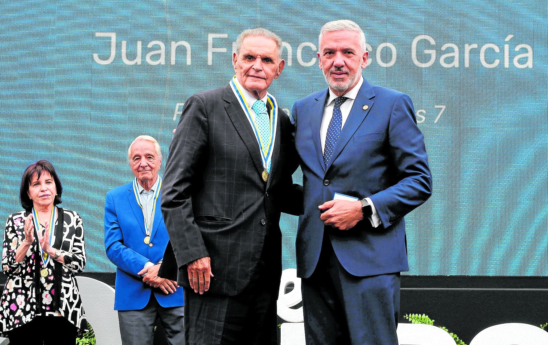 26 de abril | La Universidad pública grancanaria celebraba su acto central en el campus de Tafira. CANARIAS7 recibió una de las seis medallas de la propia universidad por la celebración de la importante efemérides.