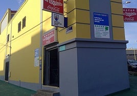 Imagen del bazar que vendió el boleto premiado.