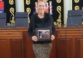 Sonja Arup al recibir un reconocimiento del Ayuntamiento de Arrecife por su labor en la formación de la Policía Local.