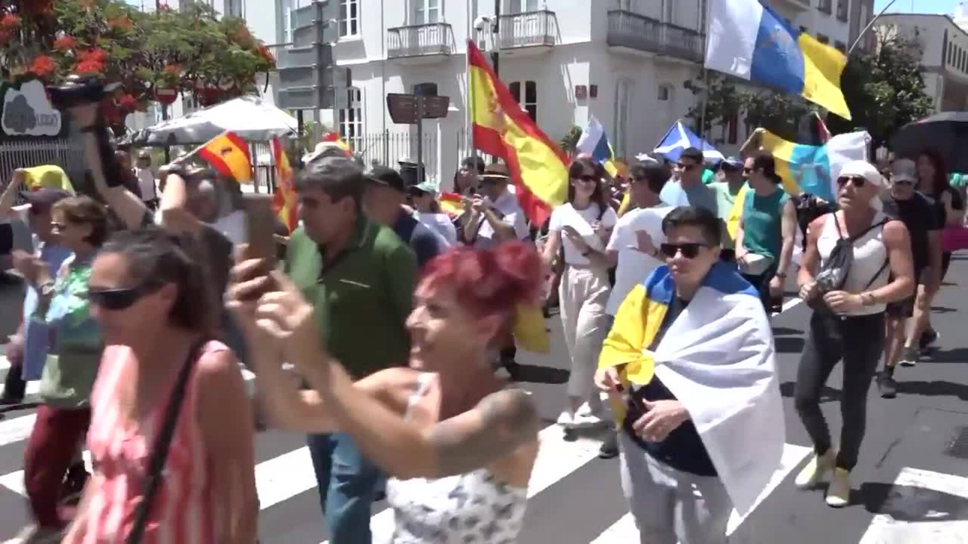 Canarios se manifiestan contra la inmigración ilegal y exigen un "control masivo"