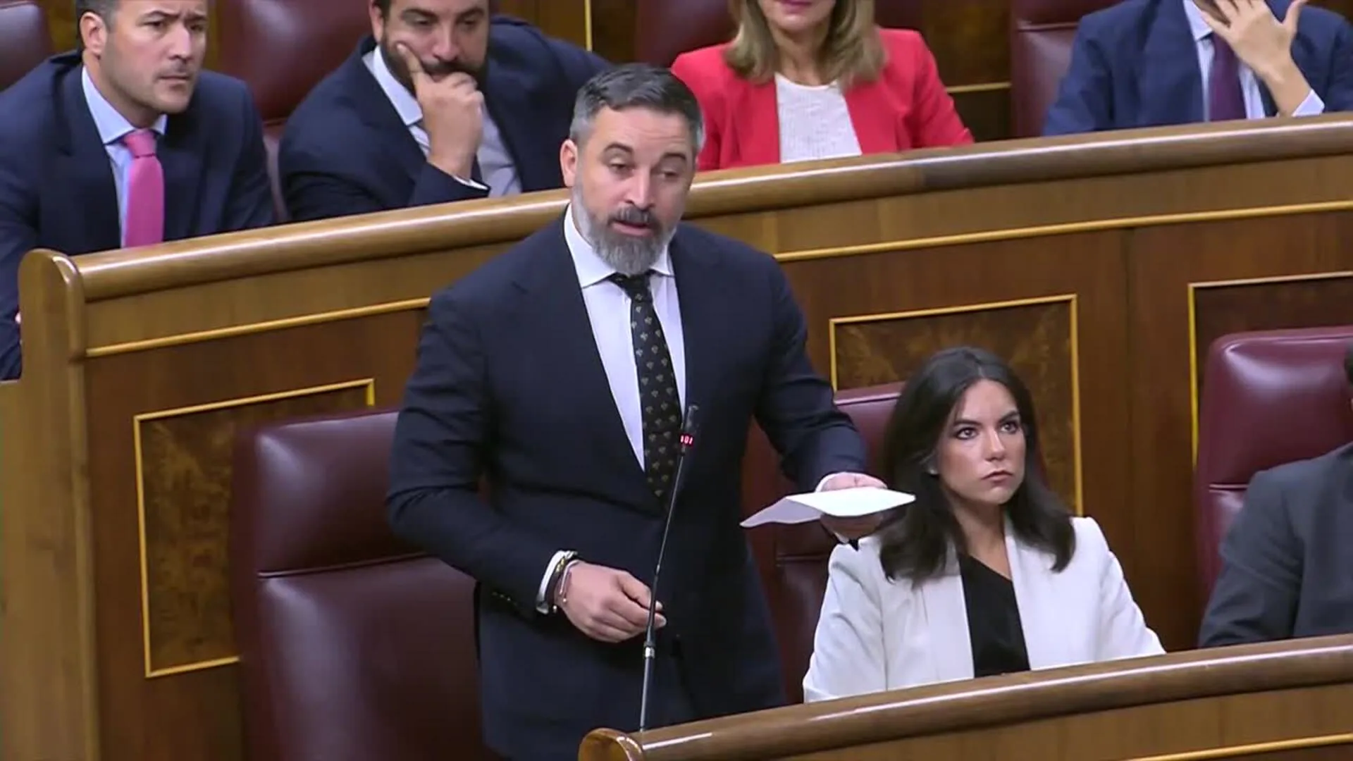 Abascal acusa a Sánchez de emplear 3 000 millones de euros para atender