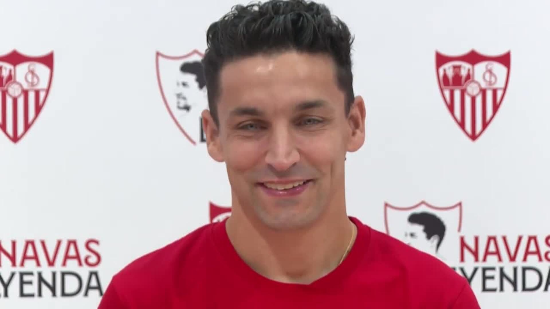 Jesús Navas celebra su cumpleaños durante la presentación de su despedida