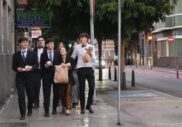 Un grupo de jóvenes cargado de churros y chocolates.