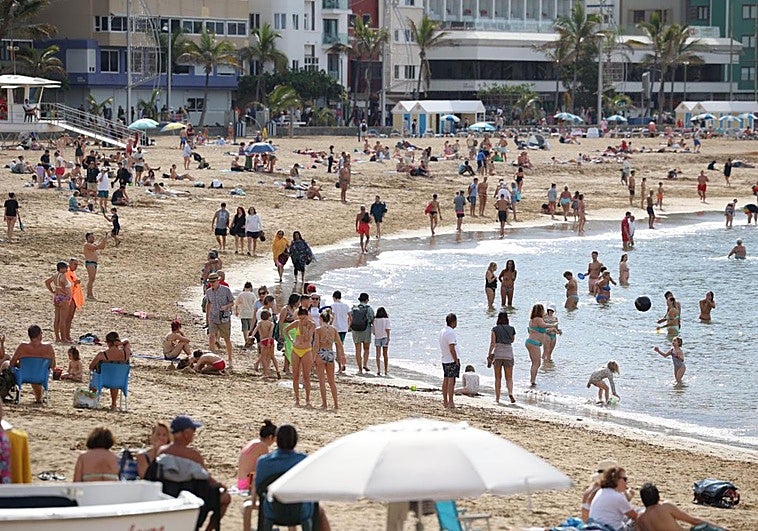 El primer baño del año en Las Canteras.