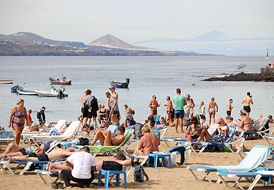 Las imágenes del primer baño del año en Las Canteras