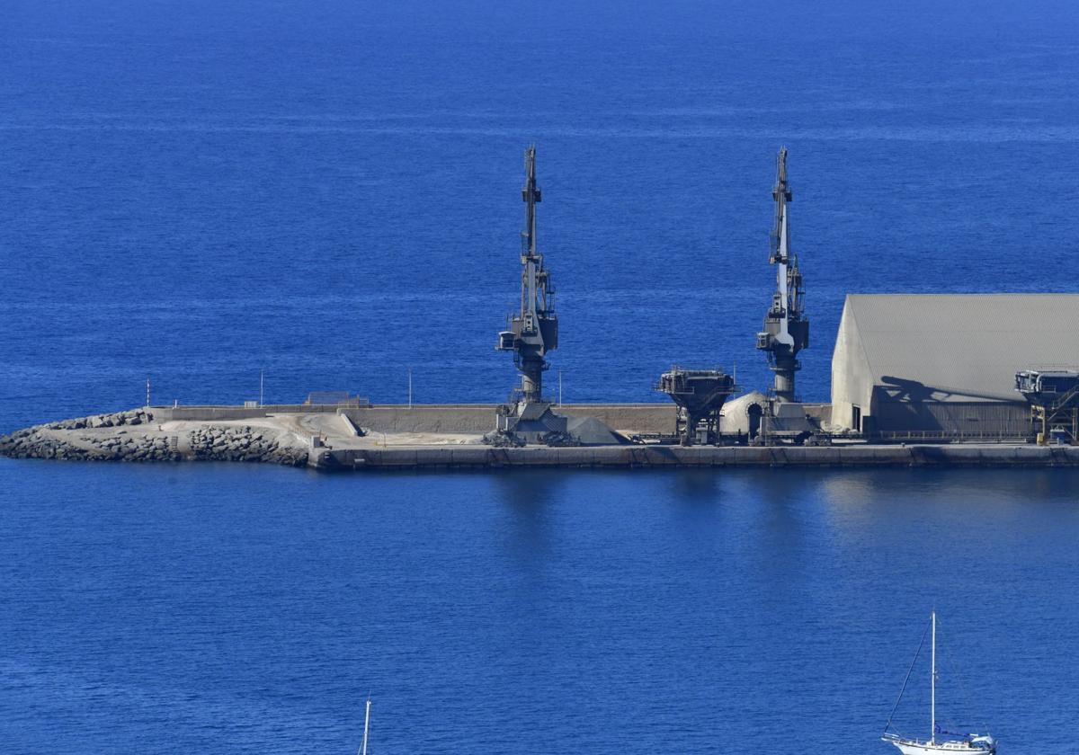 Vista del muelle de Santa Águeda, ocupado por las instalaciones de la cementera.