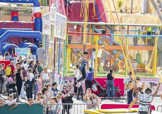 Público en torno a las atracciones hinchables de la feria.