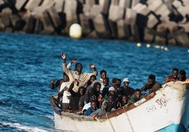 Imagen de archivo de migrantes en cayuco llegando a El Hierro.