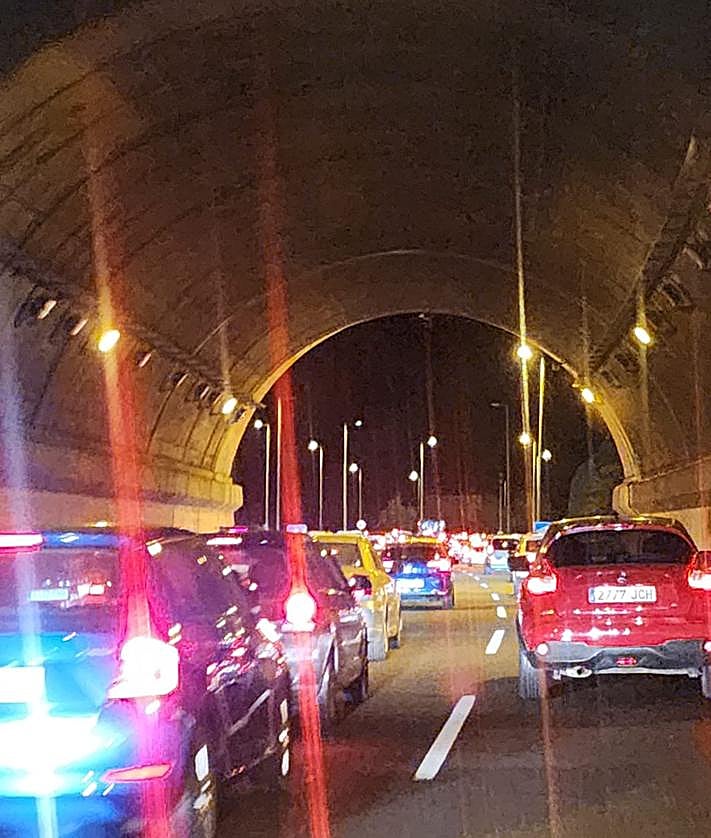 Imagen secundaria 2 - Noche de atascos en la GC-1: un accidente entre una guagua y una moto causa importantes retenciones