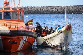 Salvamento Marítimo acompañó hasta el muelle de La Restinga a los 62 ocupantes de un cayuco que llegó este viernes la costa de El Hierro.