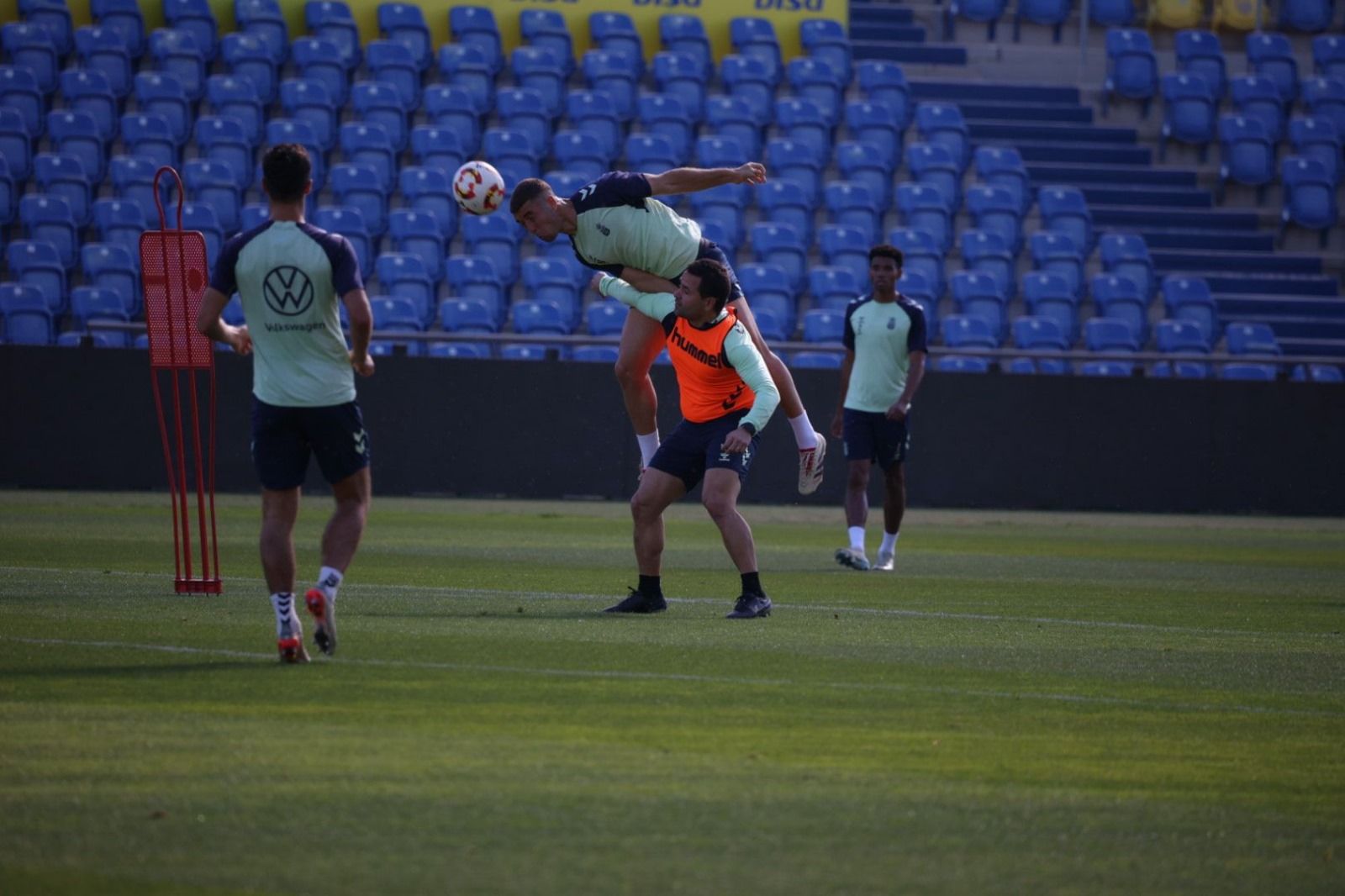 Baño de masas de la UD bajo el calor de sus aficionados