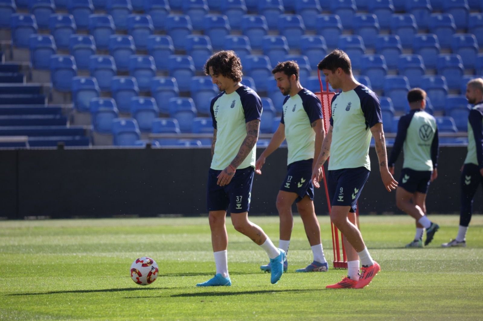 Baño de masas de la UD bajo el calor de sus aficionados