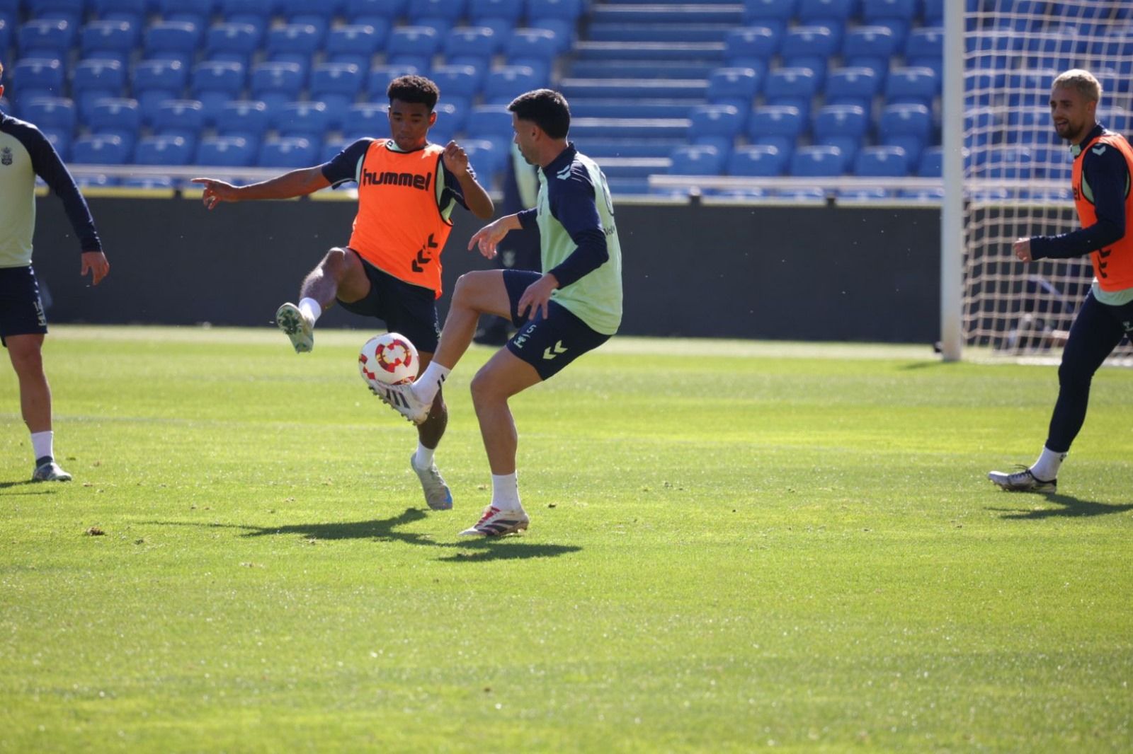 Baño de masas de la UD bajo el calor de sus aficionados