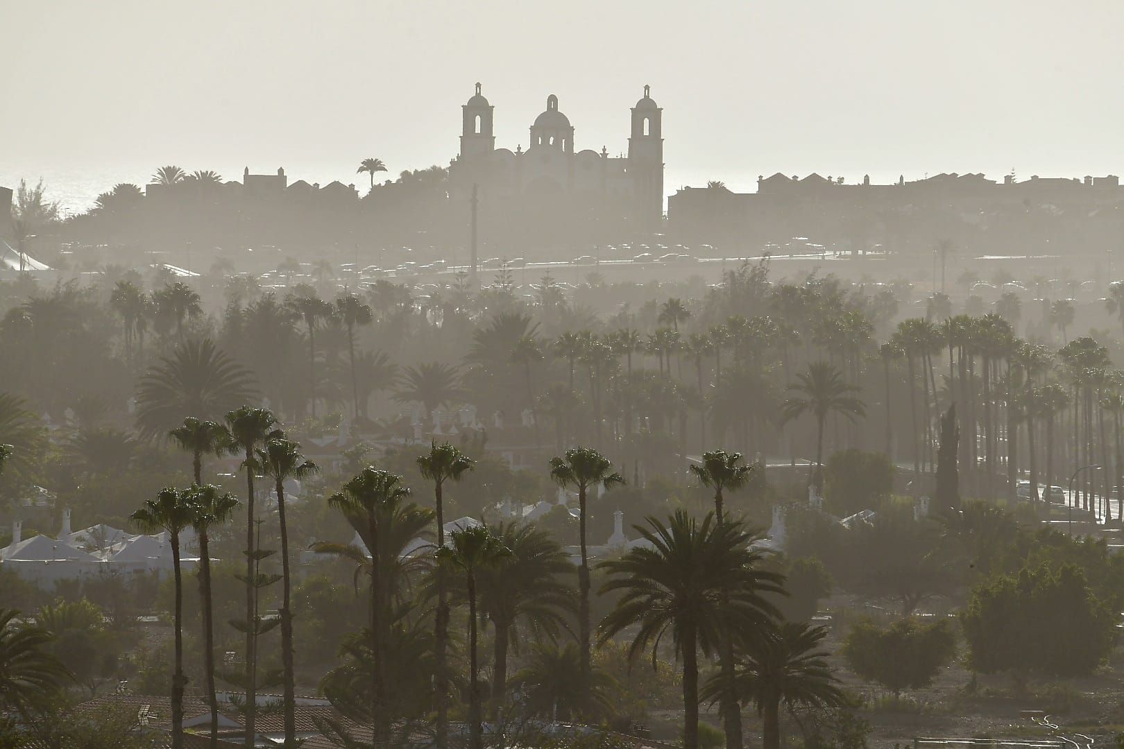 La calima toma el sur de Gran Canaria, en imágenes