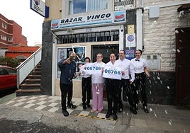 La sonrisa del lotero: las imágenes de los 'repartidores' de suerte en Canarias