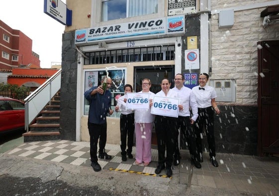 El personal del bazar y el bar Rincón El Vinco celebrando haber dado el segundo premio.