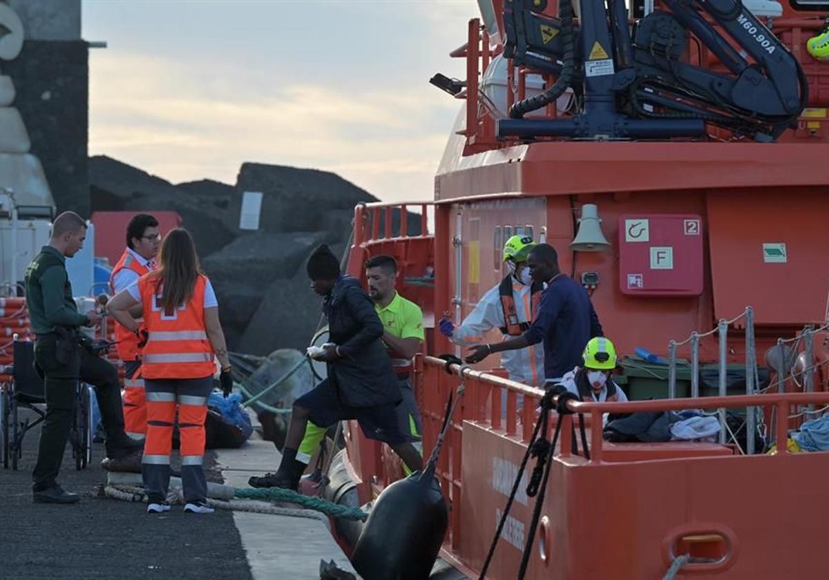 La Guardamar Polimnia llega al puerto de La Restinga (El Hierro) con 151 ocupantes de dos cayucos.