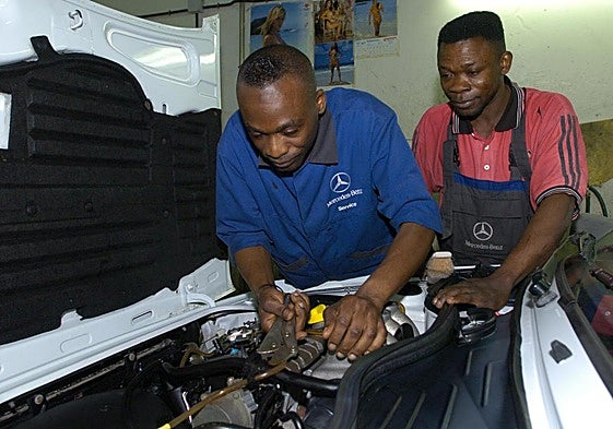 Los extranjeros cobran 15.469 euros frente a los 21.468 de los nacionales.