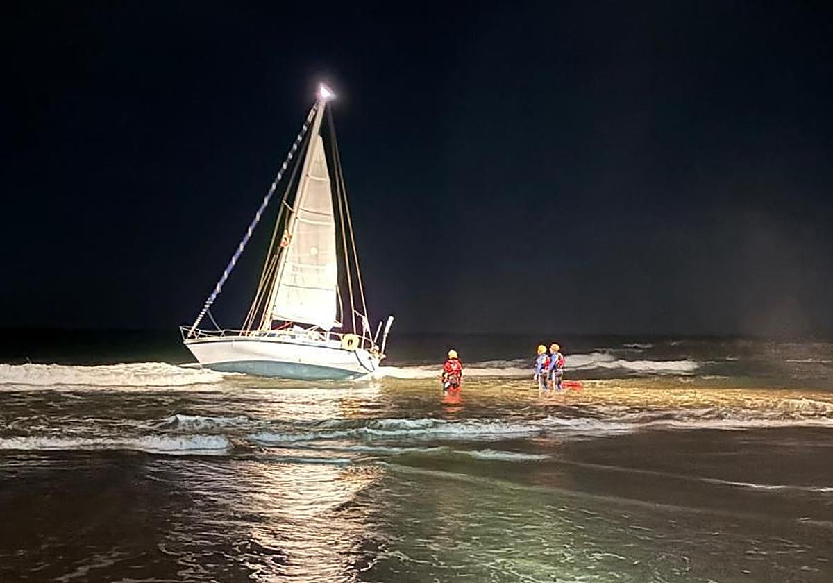 Foto del barco varado en la madrugada del jueves en Agüimes.