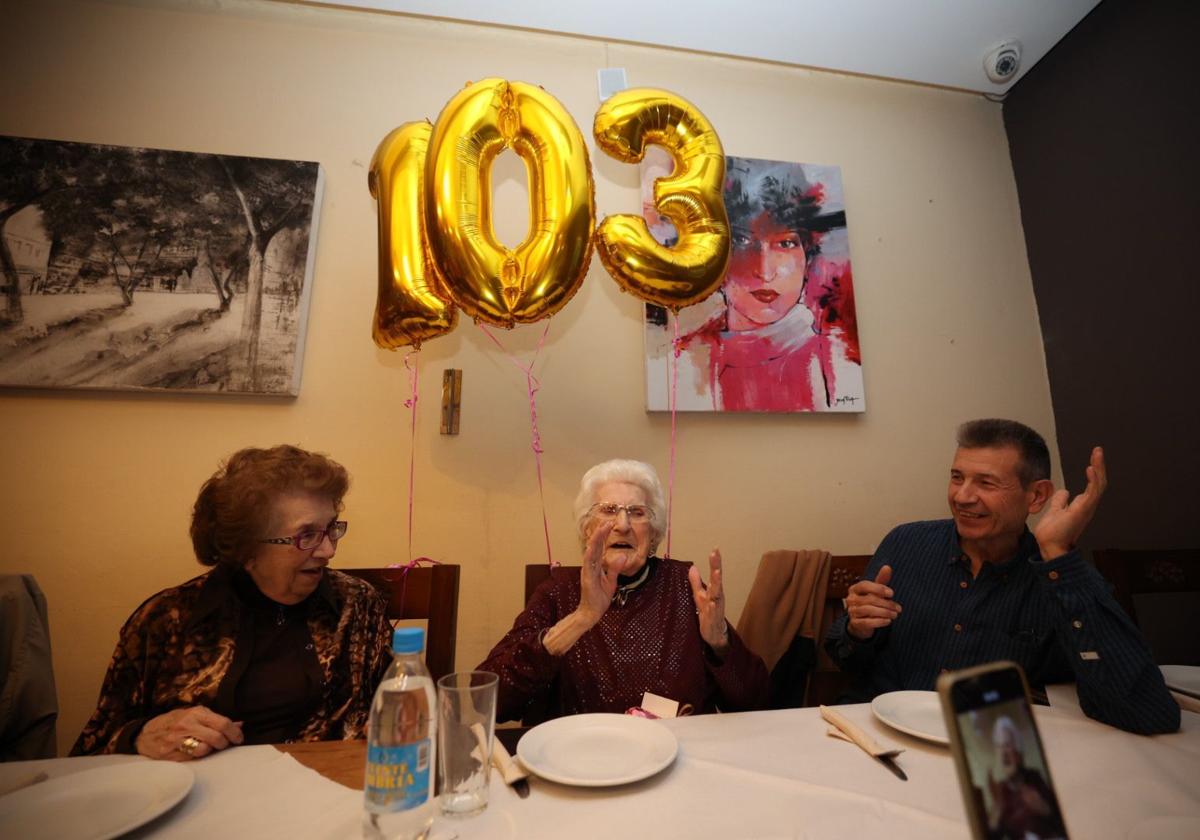 La cumpleañera celebró un día especial con su familia.