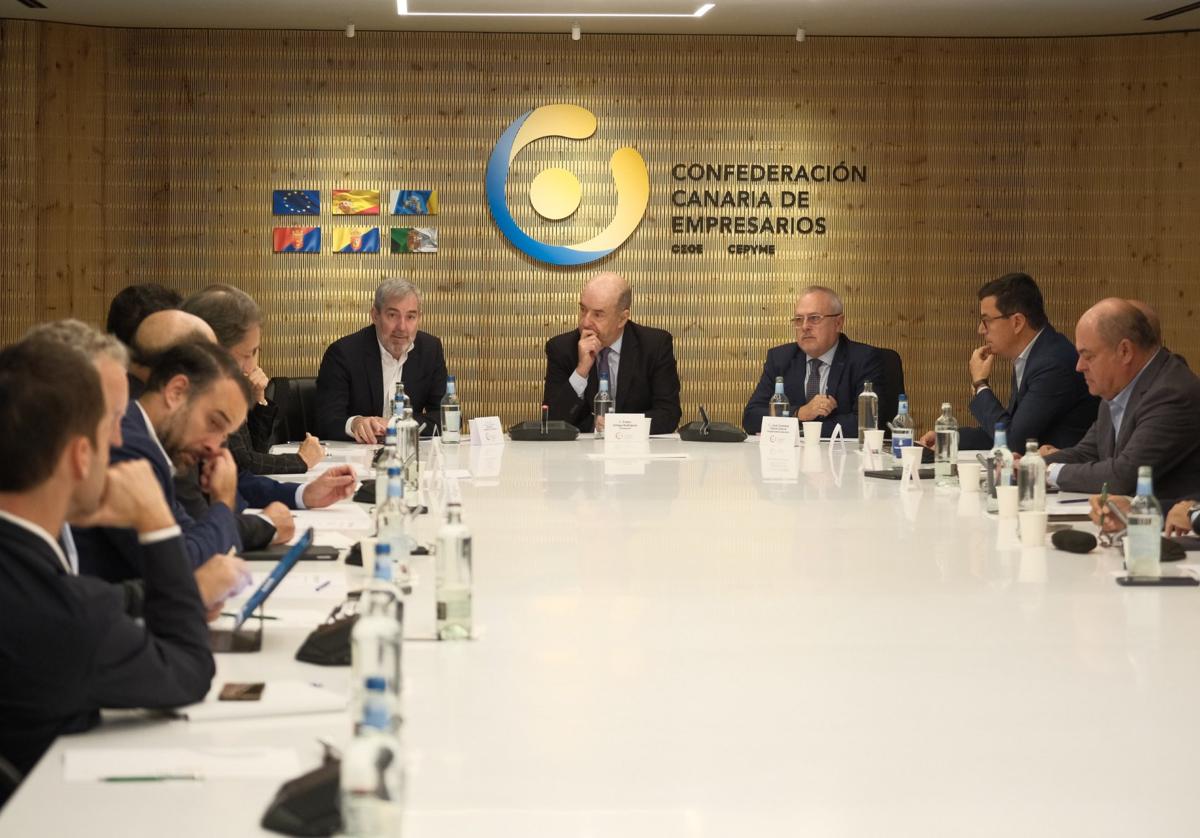 El presidente Clavijo ayer con los miembros del comité ejecutivo de la CCE.