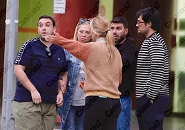 Belén Esteban, amiga de Anabel Pantoja, a las puertas del hospital Materno de Gran Canaria este domingo.