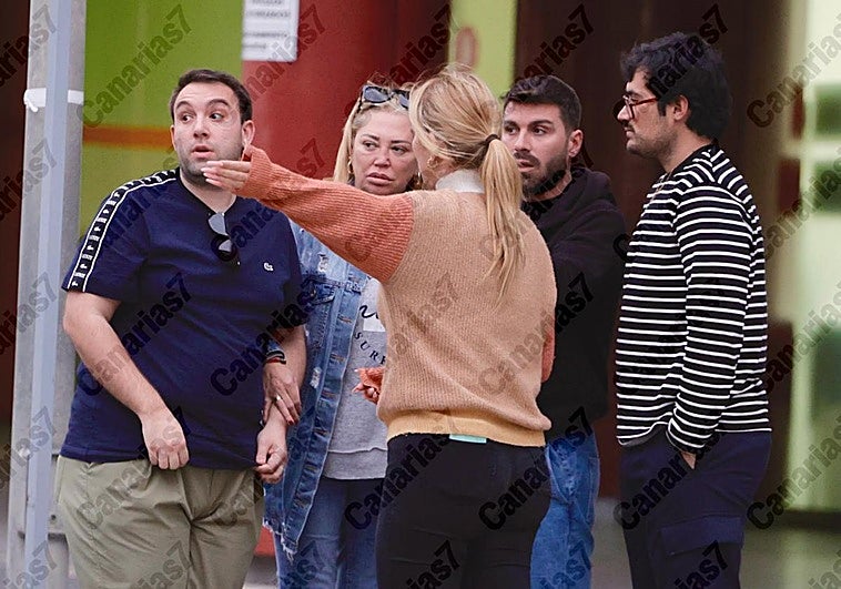 Belén Esteban, amiga de Anabel Pantoja, a las puertas del hospital Materno de Gran Canaria este domingo.