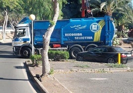 Uno de los dos camiones de Martínez Cano, ya operativos este lunes en el municipio.