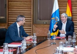 El presidente de Canarias, Fernando Clavijo, y el vicepresidente del Ejecutivo canario, Manuel Domínguez, durante el Consejo de Gobierno de este lunes.