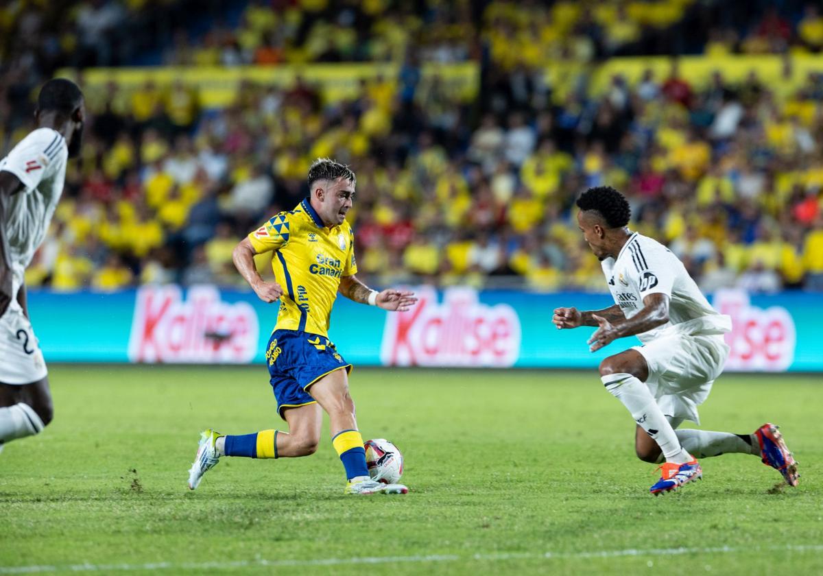 Moleiro ante Militao, en el partido de la primera vuelta disputado en el Gran Canaria.