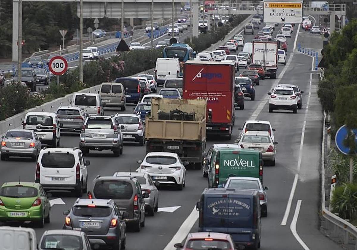 Autovía del Sur (GC-1) a su paso por la zona comercial de La Mareta, en Telde (Gran Canaria).