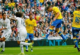Así le marcó Hernán al Madrid en el Bernabéu en 2015. Vuelo imparable y remate académico. Observan Varane, Marcelo, Willian José y Aythami.