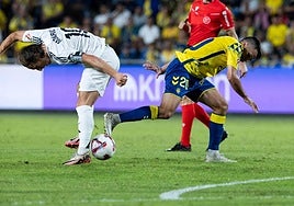 Modric y Kirian, enredados por la posesión del esférico en el partido de la primera vuelta.