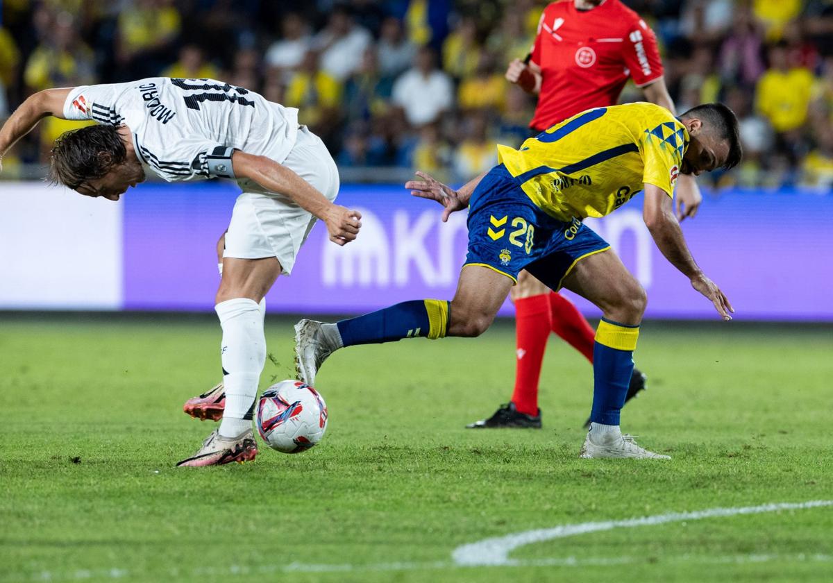 Modric y Kirian, enredados por la posesión del esférico en el partido de la primera vuelta.