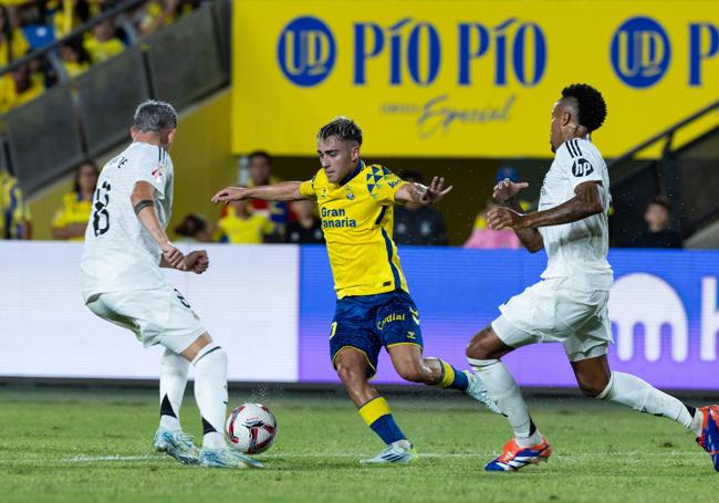 Moleiro, entre Valverde y Militao.