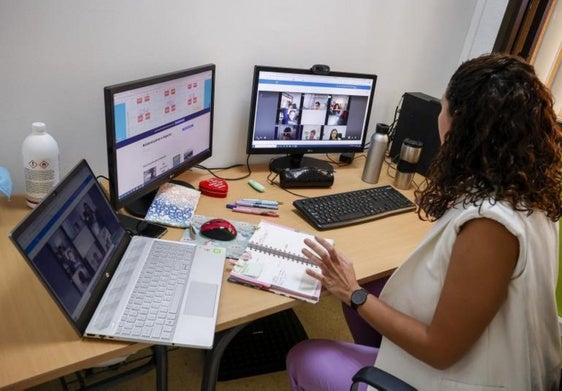 Una docente en una clase virtual desde el centro Tony Gallardo de Gran Canaria en 2021.