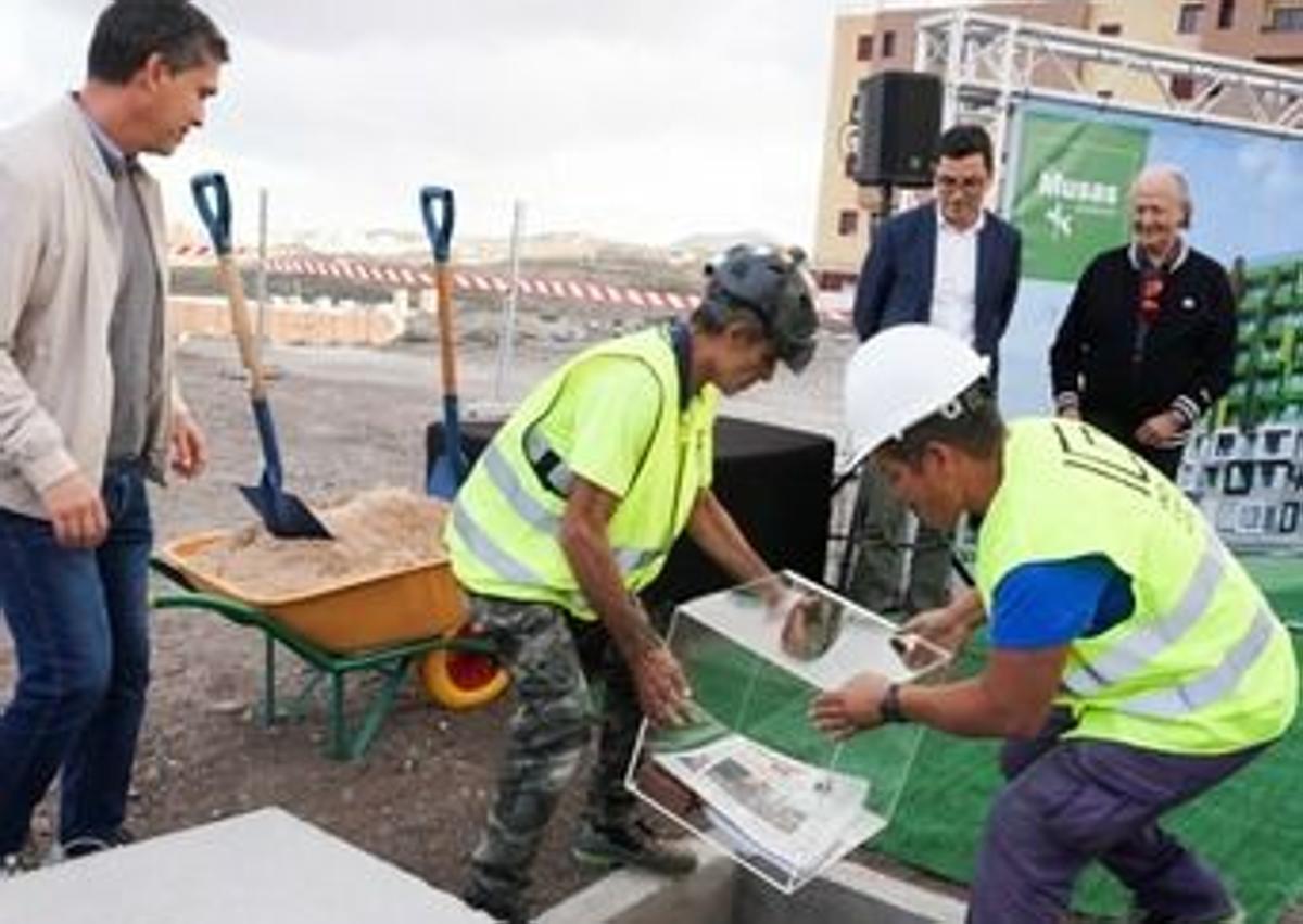 Imagen secundaria 1 - Colocación de la primera piedra de &#039;Las Musas Residencial&#039; en Las Palmas de Gran Canaria