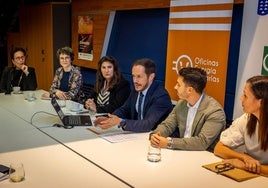 El consejero de Transición Ecológica y Energía del Gobierno de Canarias, Mariano Hernández Zapata (centro), junto a parte de su equipo en un encuentro con la prensa.