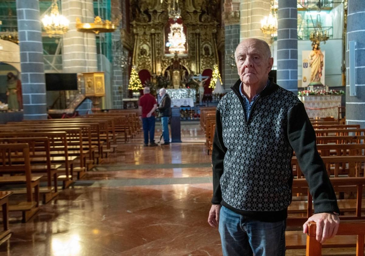 Ángel Ortega era el sacristán menor de la basílica en 1975. Hoy tiene 70 años, entonces, 20. Sus ojos fueron los primeros en ver que a la Virgen la habían despojado de sus joyas.