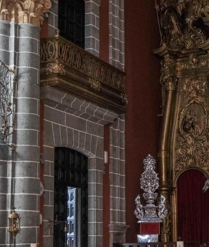 Imagen secundaria 2 - Izquierda, foto del falso techo artesonado del camarín por el que se descolgaron los autores del robo ayudados de una cuerda. Al lado, detalle del balcón sobre la puerta de la sacristía por el que salieron de las salas del tesoro de la Virgen. 