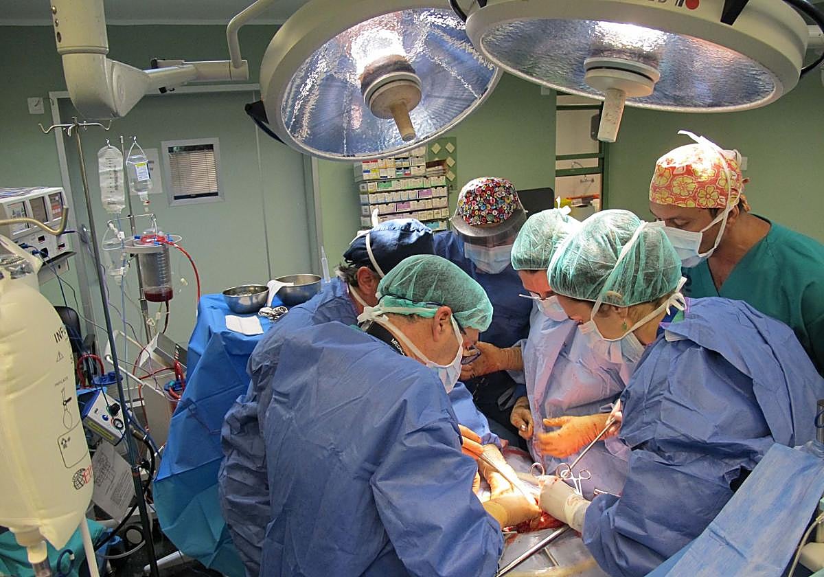 Momento de una intervención de trasplante hepático.
